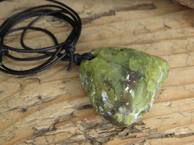 opal zielony - talizman równowagi wewnętrznej na rzemieniu