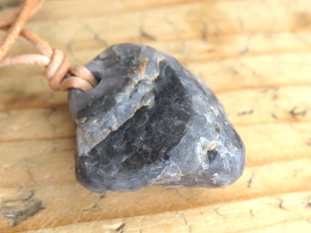 kwarc srebrzysty - Polska - amulet ochronny na rzemieniu