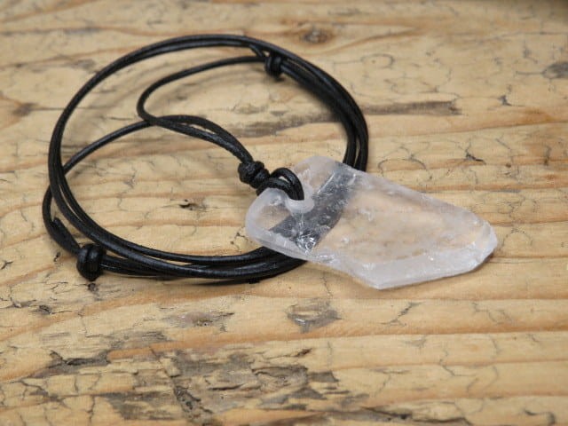 kryształ górski tabliczkowy - amulet ochronny na rzemieniu