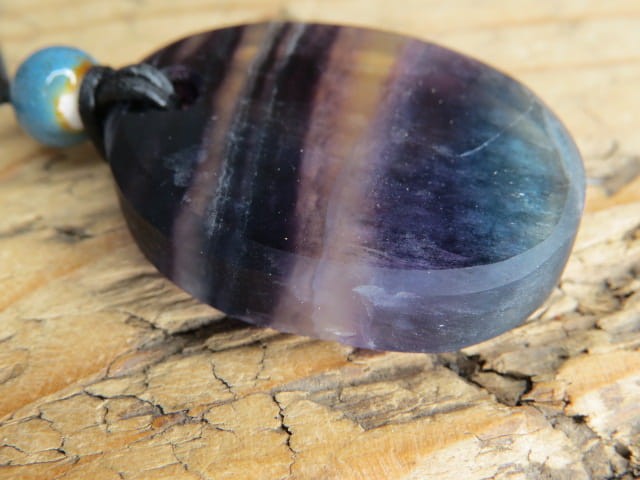 fluoryt tęczowy na rzemieniu - talizman nauka i koncentracja