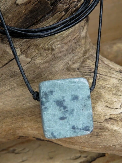 serpentynit na rzemieniu - naszyjnik