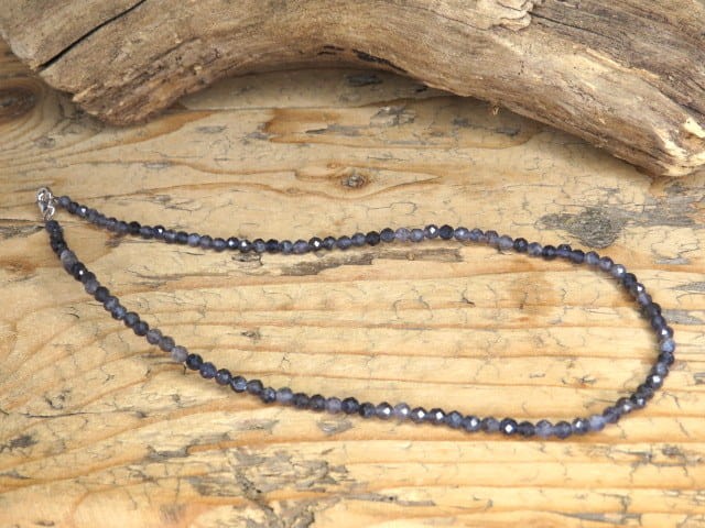 Naszyjnik z ijolitu – delikatny naszyjnik z fasetowanych kamieni, srebro 925