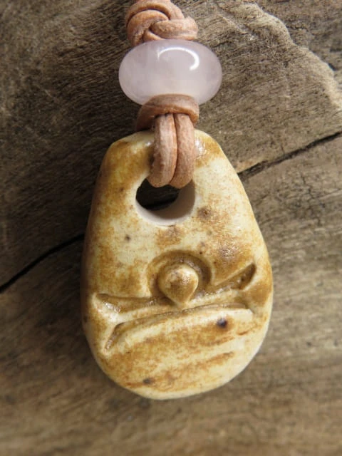 Waga - znak zodiaku wisiorek ceramiczny z kwarcem różowym