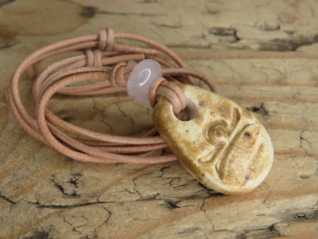 Waga - znak zodiaku wisiorek ceramiczny z kwarcem różowym