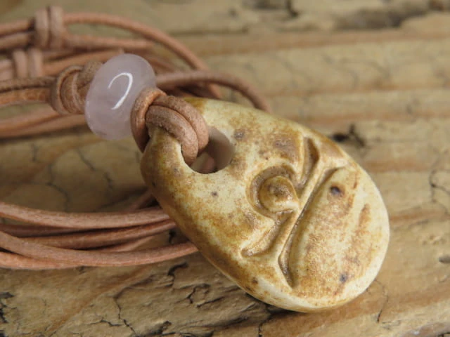 Waga - znak zodiaku wisiorek ceramiczny z kwarcem różowym