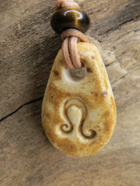 Lew - znak zodiaku wisiorek ceramiczny z tygrysim okiem