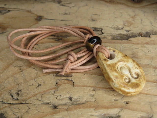 Lew - znak zodiaku wisiorek ceramiczny z tygrysim okiem