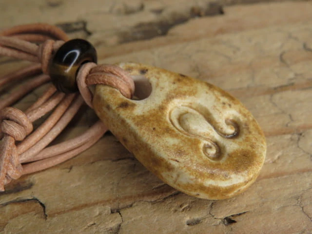 Lew - znak zodiaku wisiorek ceramiczny z tygrysim okiem