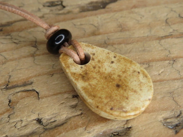 Lew - znak zodiaku wisiorek ceramiczny z tygrysim okiem