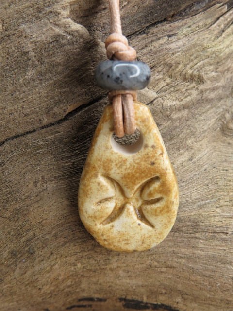 Ryby - znak zodiaku wisiorek ceramiczny z labradorytem