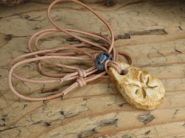 Ryby - znak zodiaku wisiorek ceramiczny z labradorytem