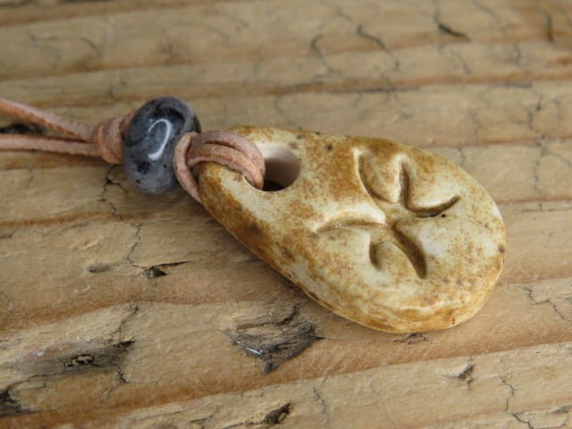 Ryby - znak zodiaku wisiorek ceramiczny z labradorytem