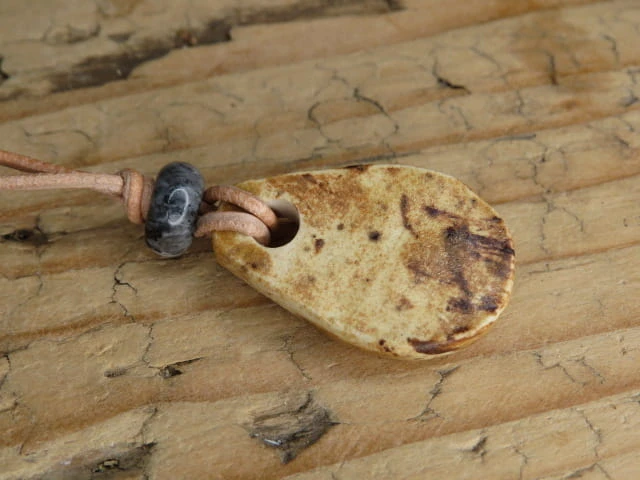 Ryby - znak zodiaku wisiorek ceramiczny z labradorytem