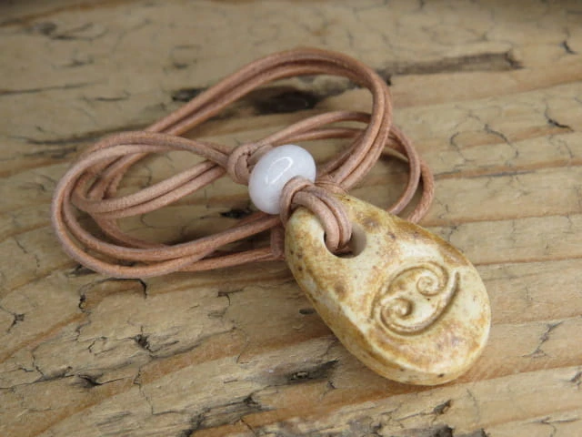 Rak - znak zodiaku wisiorek ceramiczny z kwarcem