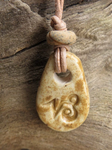 Koziorożec - znak zodiaku wisiorek ceramiczny z jaspisem Kalahari
