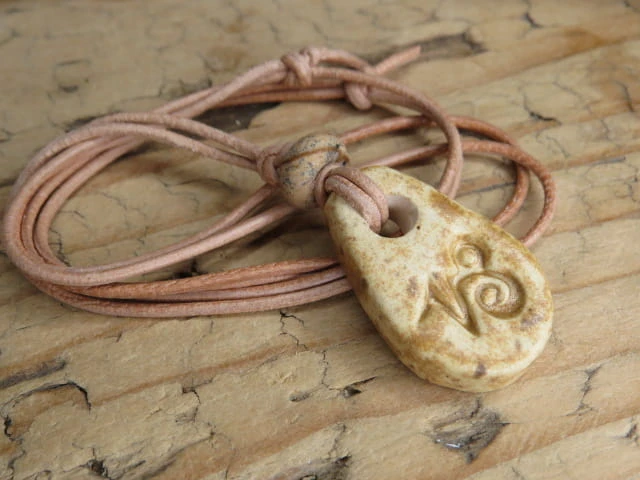 Koziorożec - znak zodiaku wisiorek ceramiczny z jaspisem Kalahari