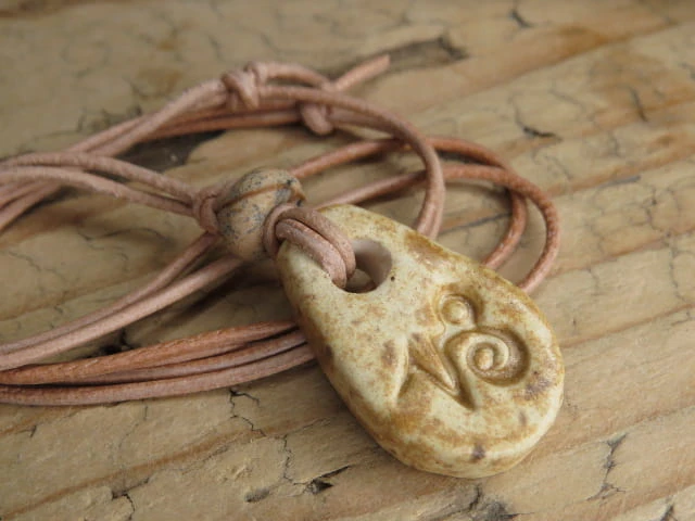 Koziorożec - znak zodiaku wisiorek ceramiczny z jaspisem Kalahari