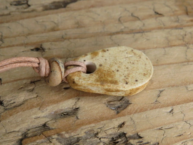 Koziorożec - znak zodiaku wisiorek ceramiczny z jaspisem Kalahari