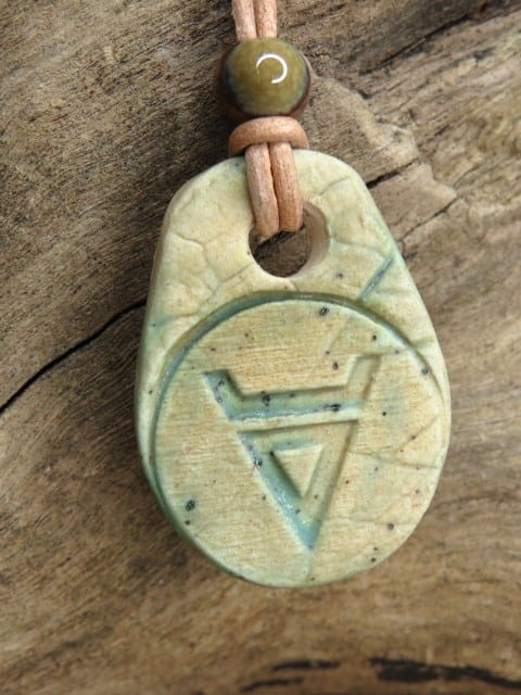 Symbol Welesa - wisior z ceramiki - HANDMADE