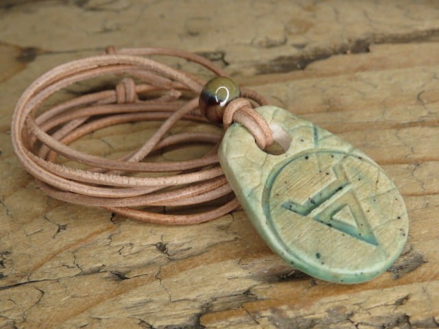 Symbol Welesa - wisior z ceramiki - HANDMADE