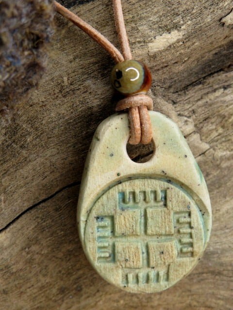 Wisior z ceramiki z symbolem Ręce Boga – słowiański amulet ochronny