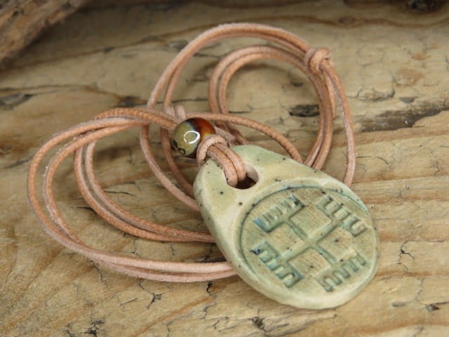 Wisior z ceramiki z symbolem Ręce Boga – słowiański amulet ochronny