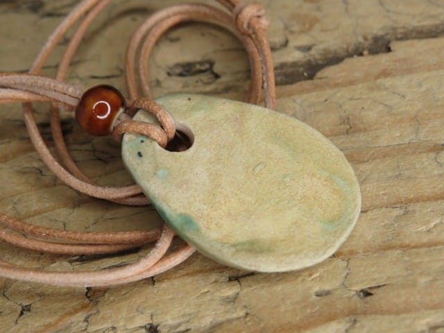 Wisior z ceramiki z symbolem Ręce Boga – słowiański amulet ochronny