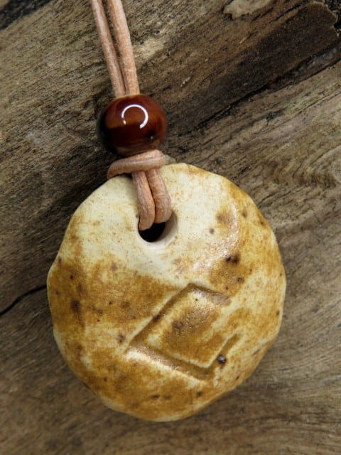 Ceramiczny wisior Dziewanna – ręcznie robiony