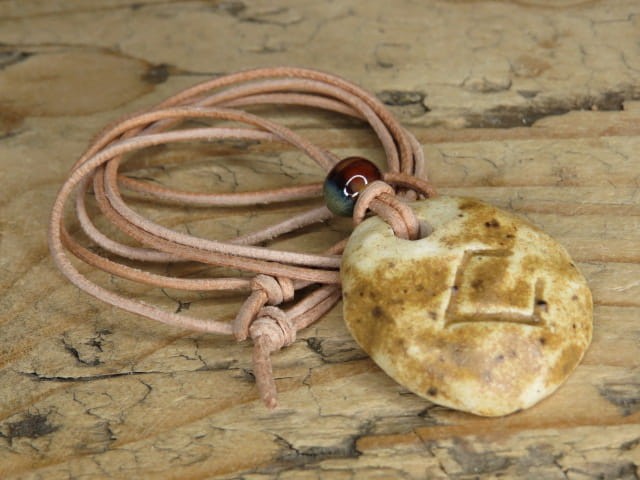 Ceramiczny wisior Dziewanna – ręcznie robiony