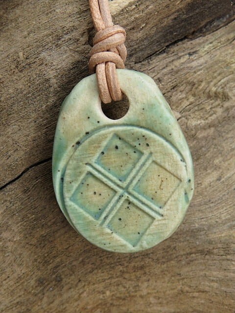 Ceramiczny wisior Mokosz – słowiański amulet płodności i ochrony