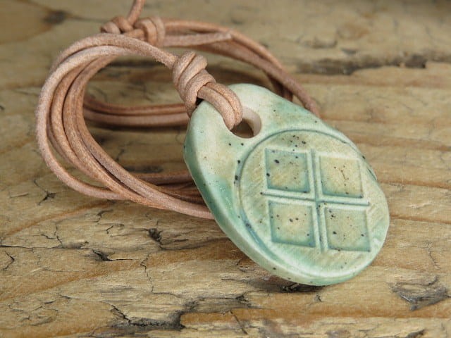 Ceramiczny wisior Mokosz – słowiański amulet płodności i ochrony