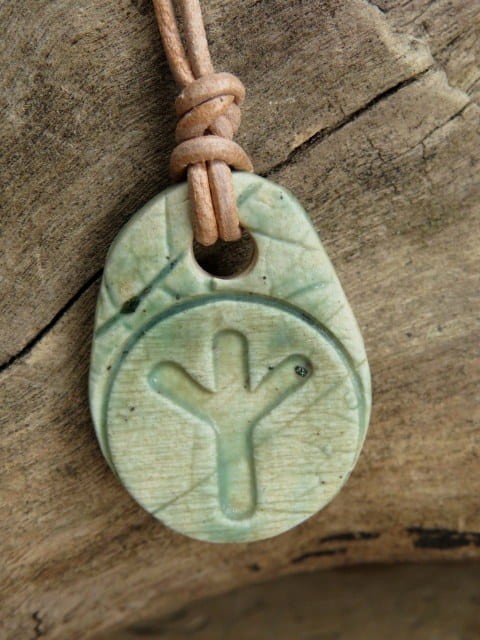 Runa Algiz - wisior z ceramiki - amulet ochronny