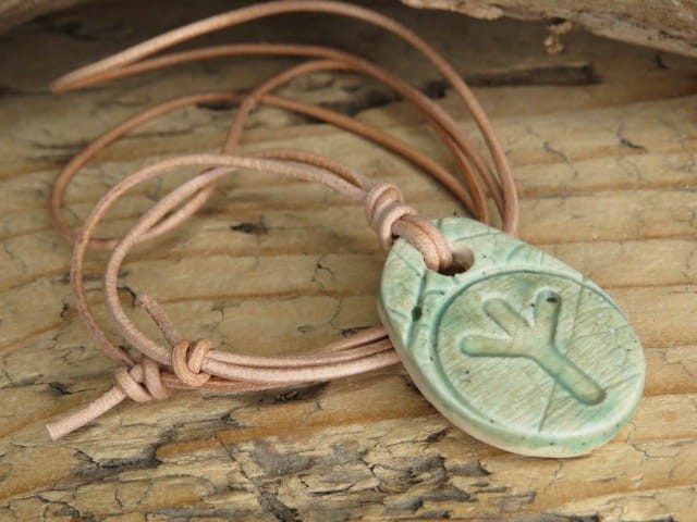 Runa Algiz - wisior z ceramiki - amulet ochronny