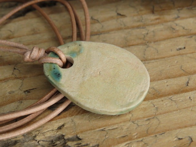 Runa Algiz - wisior z ceramiki - amulet ochronny