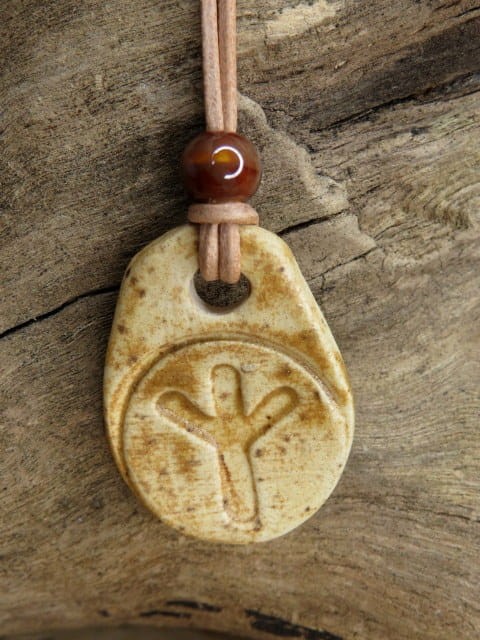 Runa Algiz - wisior z ceramiki - amulet ochronny