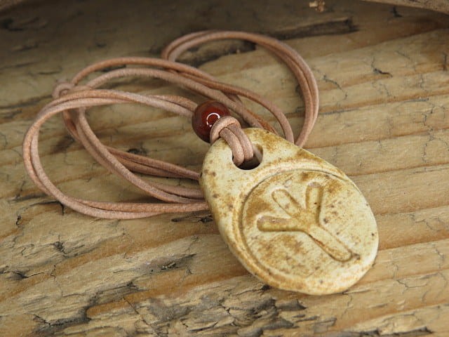 Runa Algiz - wisior z ceramiki - amulet ochronny