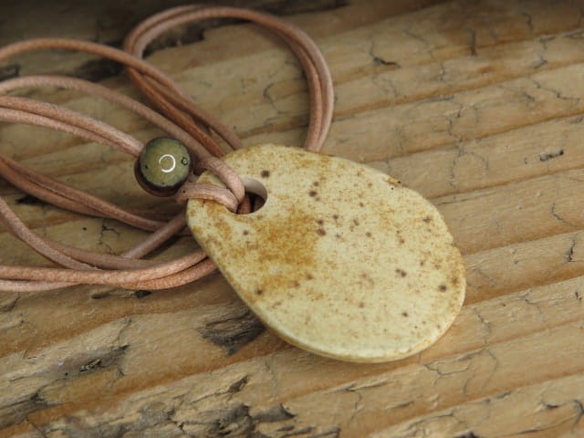 Runa Algiz - wisior z ceramiki - amulet ochronny