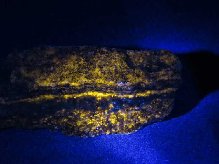 Lapis lazuli hackmannit piryt - UV