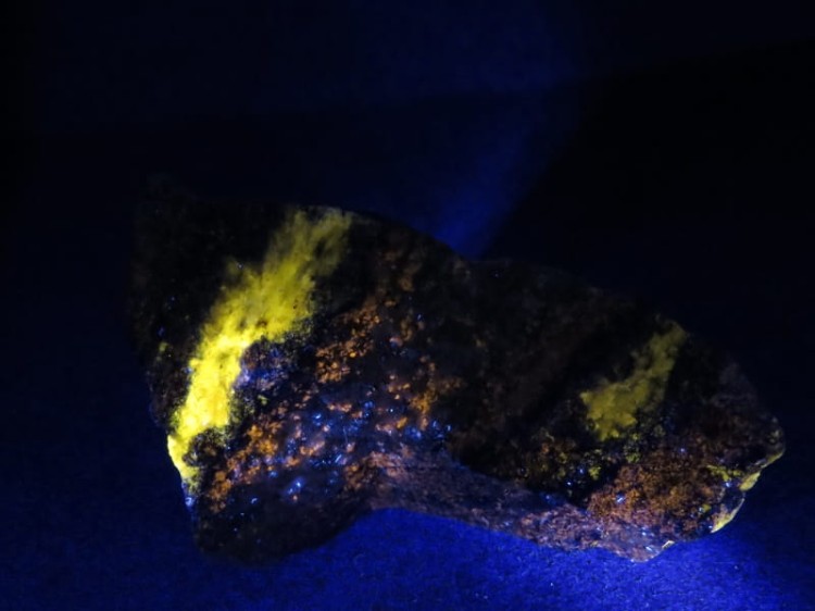 Lapis lazuli hackmannit piryt -uv