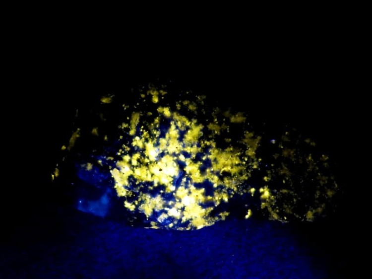 Lapis lazuli hackmannit piryt - UV