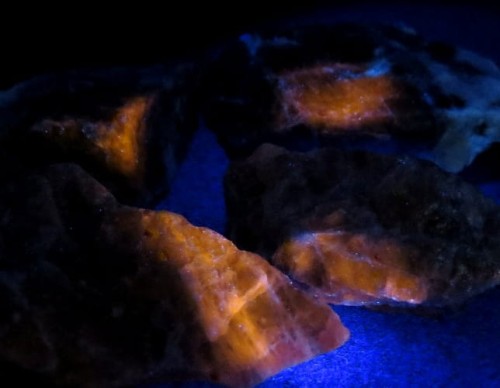 sodalit Boliwia - fluorescencja UV