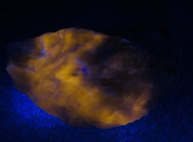 sodalit Boliwia - fluorescencja UV