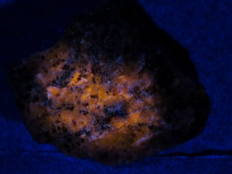 sodalit Boliwia - fluorescencja UV