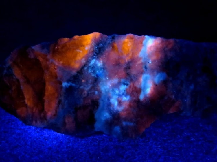 sodalit Boliwia - fluorescencja UV