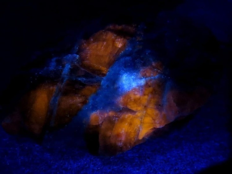 sodalit Boliwia - fluorescencja UV