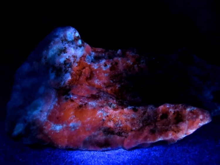 sodalit Boliwia - fluorescencja UV