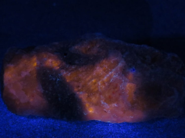 sodalit Boliwia - fluorescencja UV