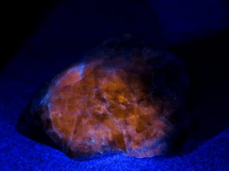 sodalit Boliwia - fluorescencja UV