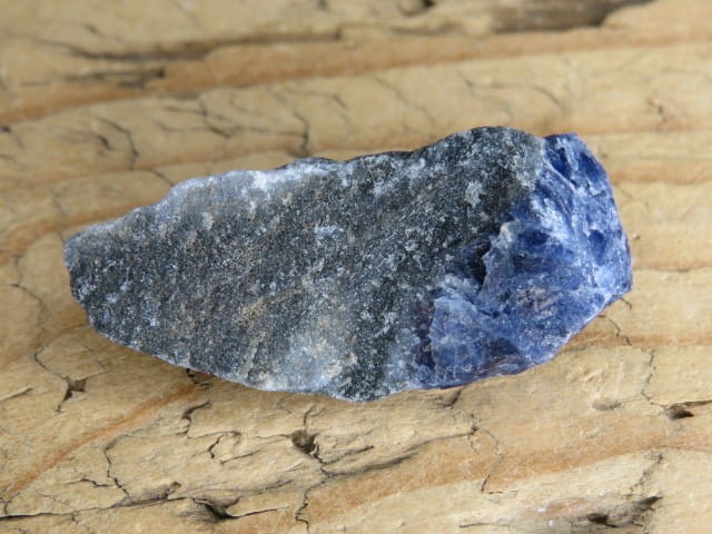 sodalit Boliwia - fluorescencja UV