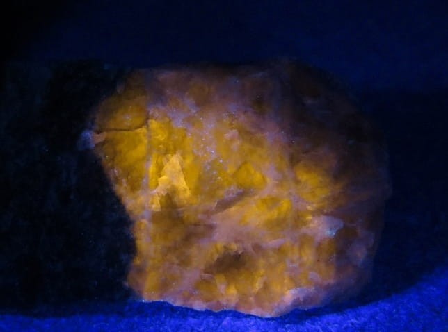 sodalit Boliwia - fluorescencja UV